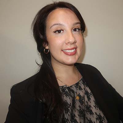 Paralegal Isabelle Mamet
